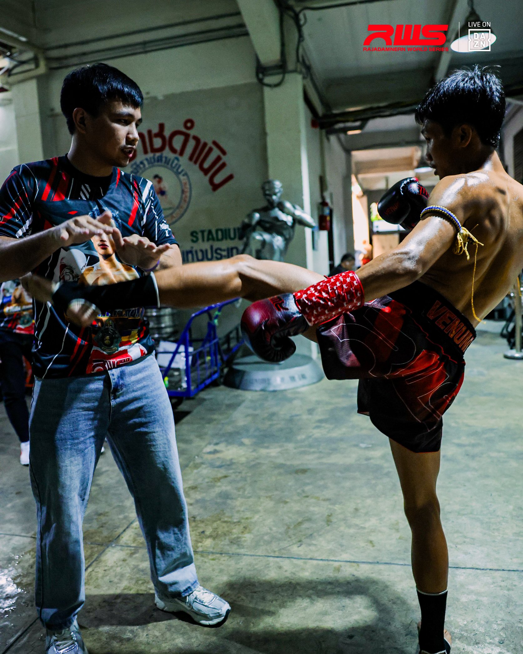 Chalarmachon warming up before his fight on RWS.